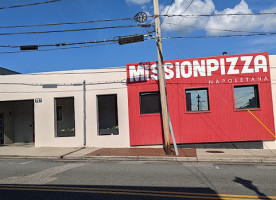 Mission Pizza Napoletana outside