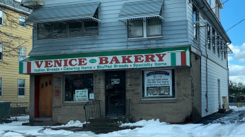 Venice Bakery outside