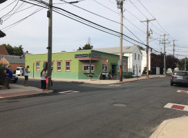 Walnut Beach Creamery outside