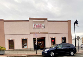 Roly Poly Bakery outside