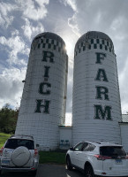 Rich Farm Ice Cream Shop outside