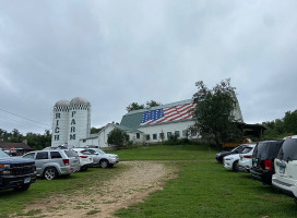 Rich Farm Ice Cream Shop outside