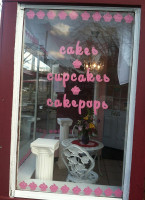 Alyssa's Cakery outside