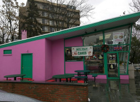 Sunny Daes Ice Cream outside