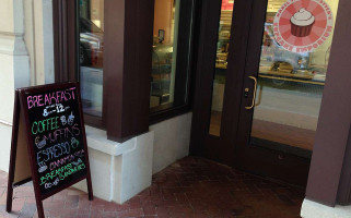 Mabel's Cupcake Emporium outside