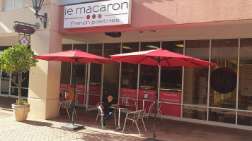 Le Macaron French Pastries outside