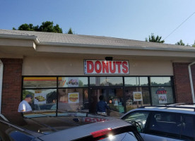 Marietta Donuts outside