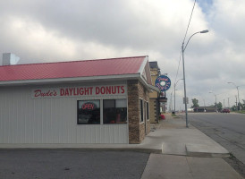 Dude's Daylight Donuts outside