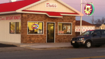 Dude's Daylight Donuts outside