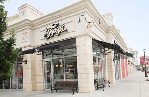 Topsy's Popcorn outside