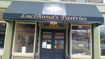 Lucianna's Pastries outside