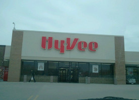 Hy-vee Grocery Store outside