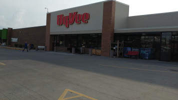 Hy-vee Grocery Store outside