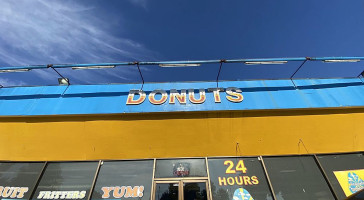 Heavenly Donuts outside