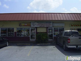 Las Delicias Bakery outside