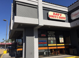 Dad's Donuts Dogs outside