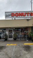 Cafe Donuts outside