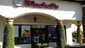 Winchell's Donut House outside