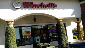 Winchell's Donut House outside