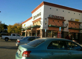 Williams Doughnuts outside