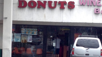 William's Croissant Donuts outside