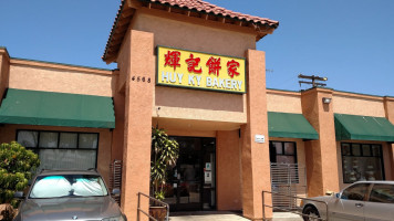 Huy Ky Bakery outside