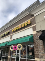 Dev's Donuts outside