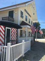 Lil' Caboose Ice Cream outside