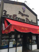 Walt Itgen's Ice Cream Parlour outside