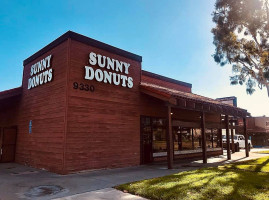 Sunny Donuts outside