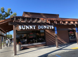 Sunny Donuts outside