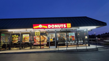 Yum Yum Donuts outside