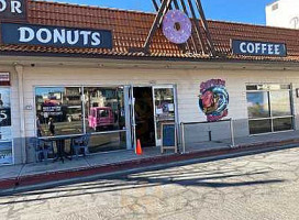 Surfside Donuts outside