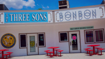 Bonbon Frozen Yogurt outside