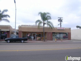 Aurora's Bakery outside