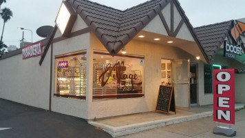 Aurora's Bakery outside