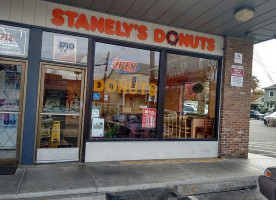 Stanely Donuts outside