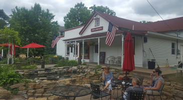 Selma’s Ice Cream Parlor outside