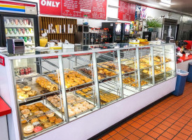 Golden Cream Doughnut Shop outside