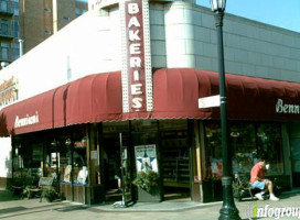 Bennison's Bakery outside