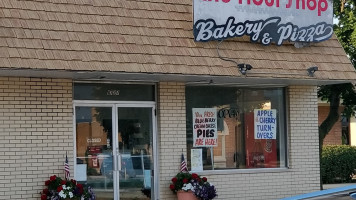 Flour Shop Bakery Pizza outside