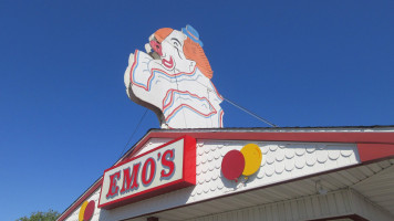 Emo's Dairy Mart outside