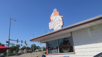 Emo's Dairy Mart outside