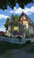 Widow's Walk Ice Creamery outside