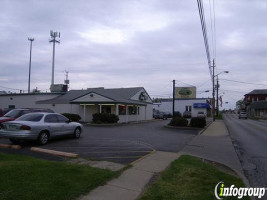 Long's Bakery outside