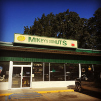 Mikey's Donut King outside