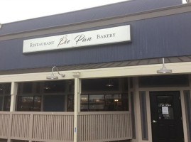 Pie Pan Bakery outside