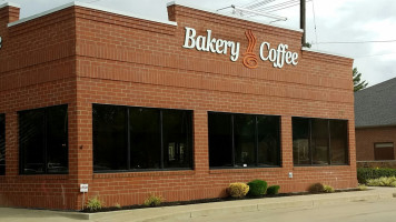 Donut Bank Bakery Coffee Shop outside