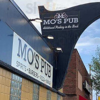 Mo's Pub outside