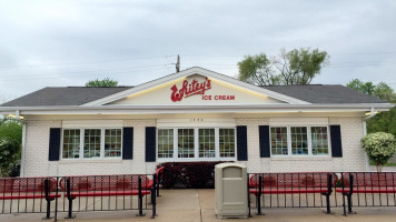 Whitey's Ice Cream outside